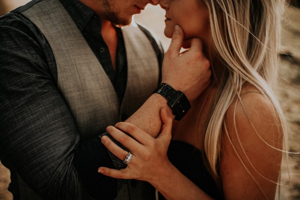 11 Choses que vous devez savoir avant de sortir avec quelqu’un dont le langage amoureux passe par le toucher