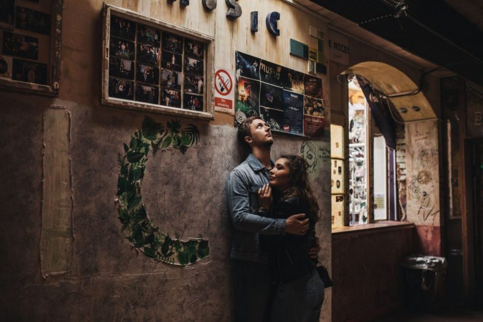 Comment reconnaître un homme amoureux qui cache ses sentiments