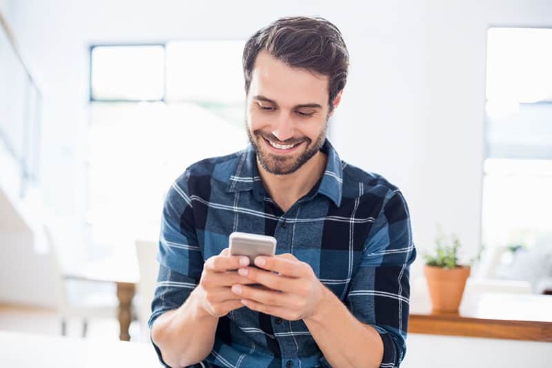 Quels sont les 3 SMS qui font craquer un homme instantanément ?