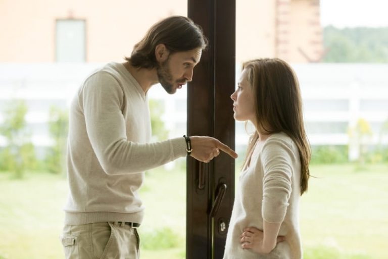 Homme Attiré Par Une Femme Mais Distant 15 Signes qui disent qu'un homme est secrètement attiré par une femme