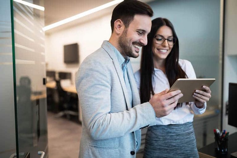 Comment savoir si on plaît à un collègue de travail ? Voici les 15 Preuves