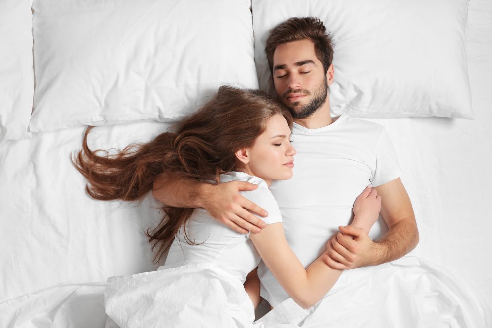 Dormir aux côtés d’une personne qu’on aime : voici les 10 Bénéfices