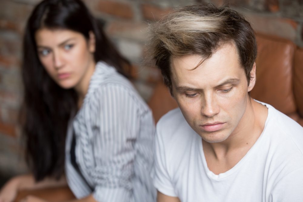 12 Signes qui indiquent que votre partenaire détruit votre estime de soi