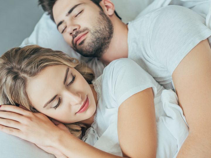 Pourquoi dormir en cuillère est la position préférée des couples ?