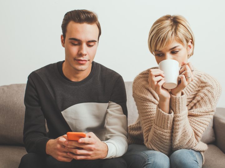 10 Signes cachés qui prouvent que votre partenaire est émotionnellement infidèle