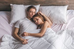 Pourquoi dormir en cuillère est la position préférée des couples
