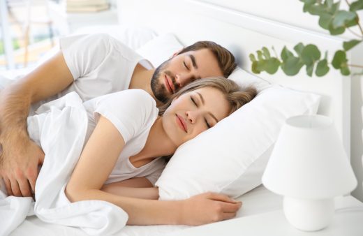 Pourquoi dormir en cuillere est la position preferee des couples