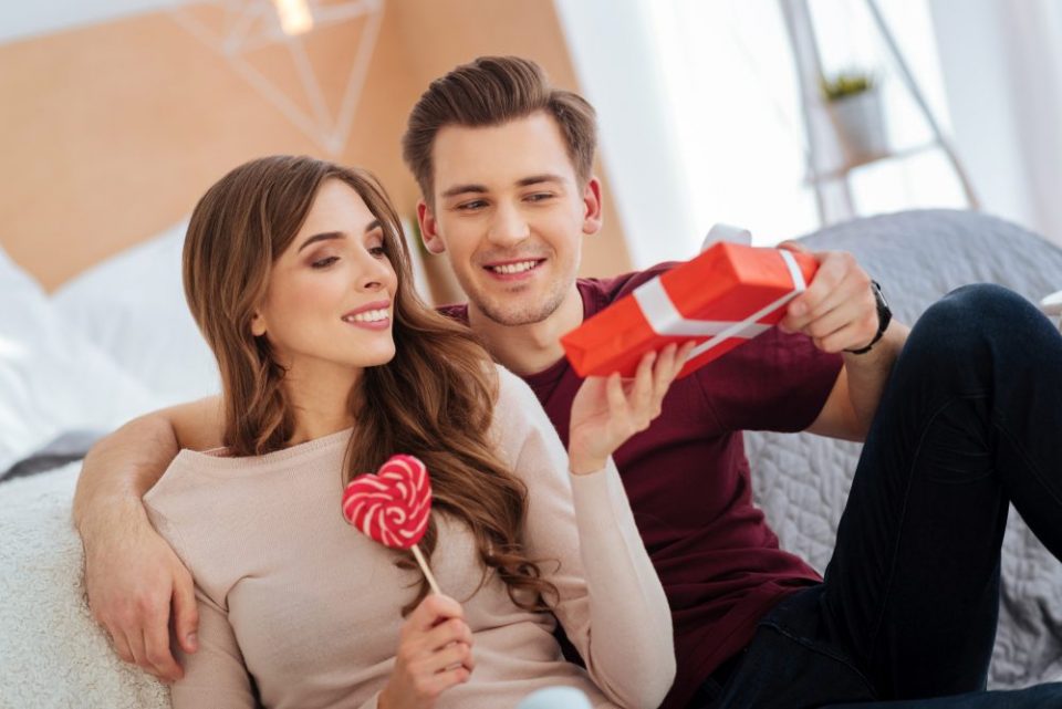 Célébrer 1 an de couple : les 26 Meilleures idées de cadeaux