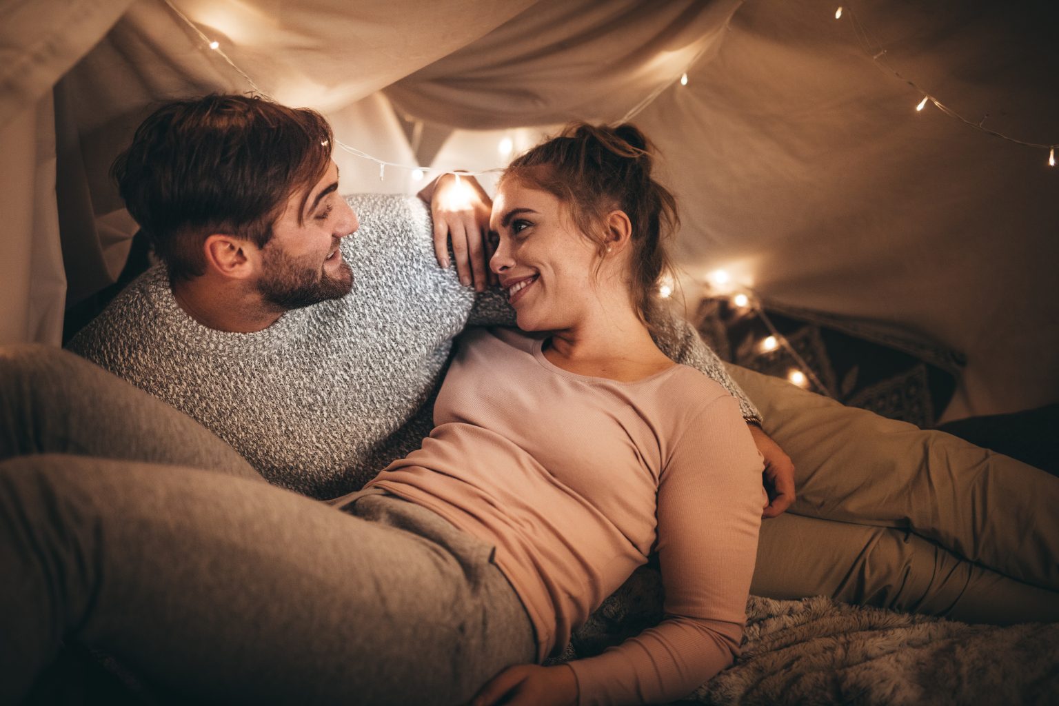 Retrouver Un Ami D'enfance Et Tomber Amoureux 100 Questions de couple pour passer une soirée romantique & amusante