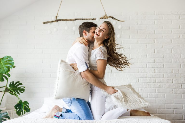 Femme qui rit, à moitié dans ton lit : est-ce vraiment le cas