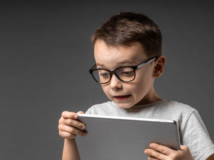 Quels sont les dangers de l’abus des écrans pour les enfants ?