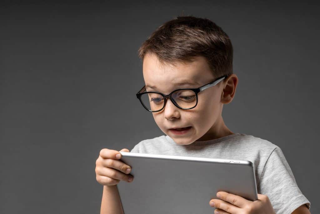 Quels sont les dangers de l’abus des écrans pour les enfants ?