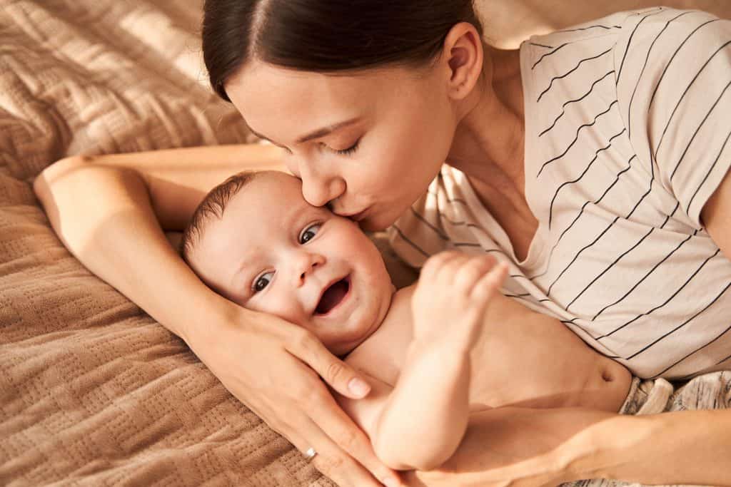 5 Phrases à ne SURTOUT pas dire à une femme après l’accouchement