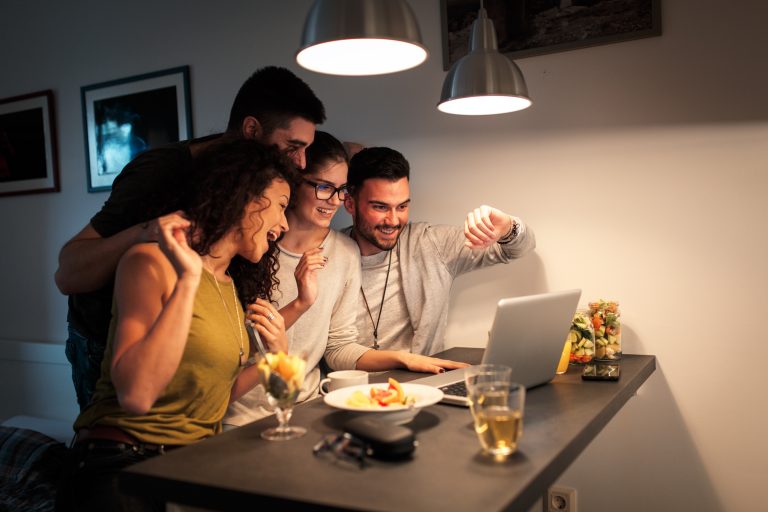 Débat entre amis : 20 Sujets pour rendre vos soirées animées