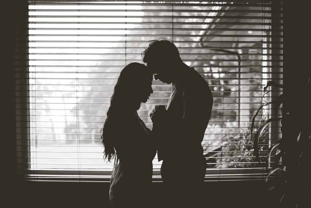Couple en péril : 17 Questions pour construire un lien émotionnel fort
