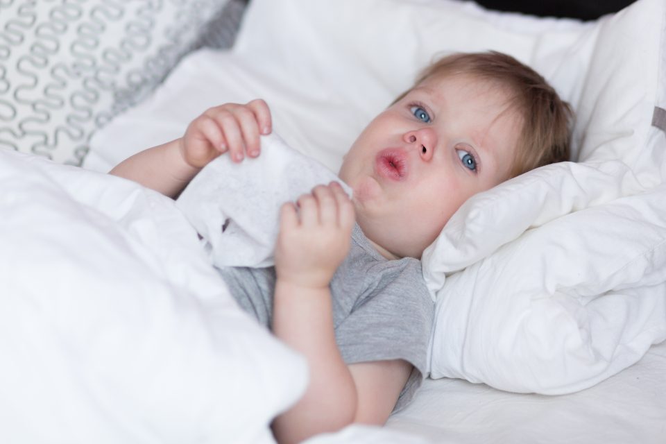 Pour soigner son rhume, mettez un oignon sous le lit de votre bébé
