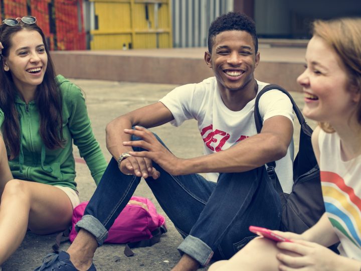Adolescence : comment aider votre enfant à développer sa vie sociale ?