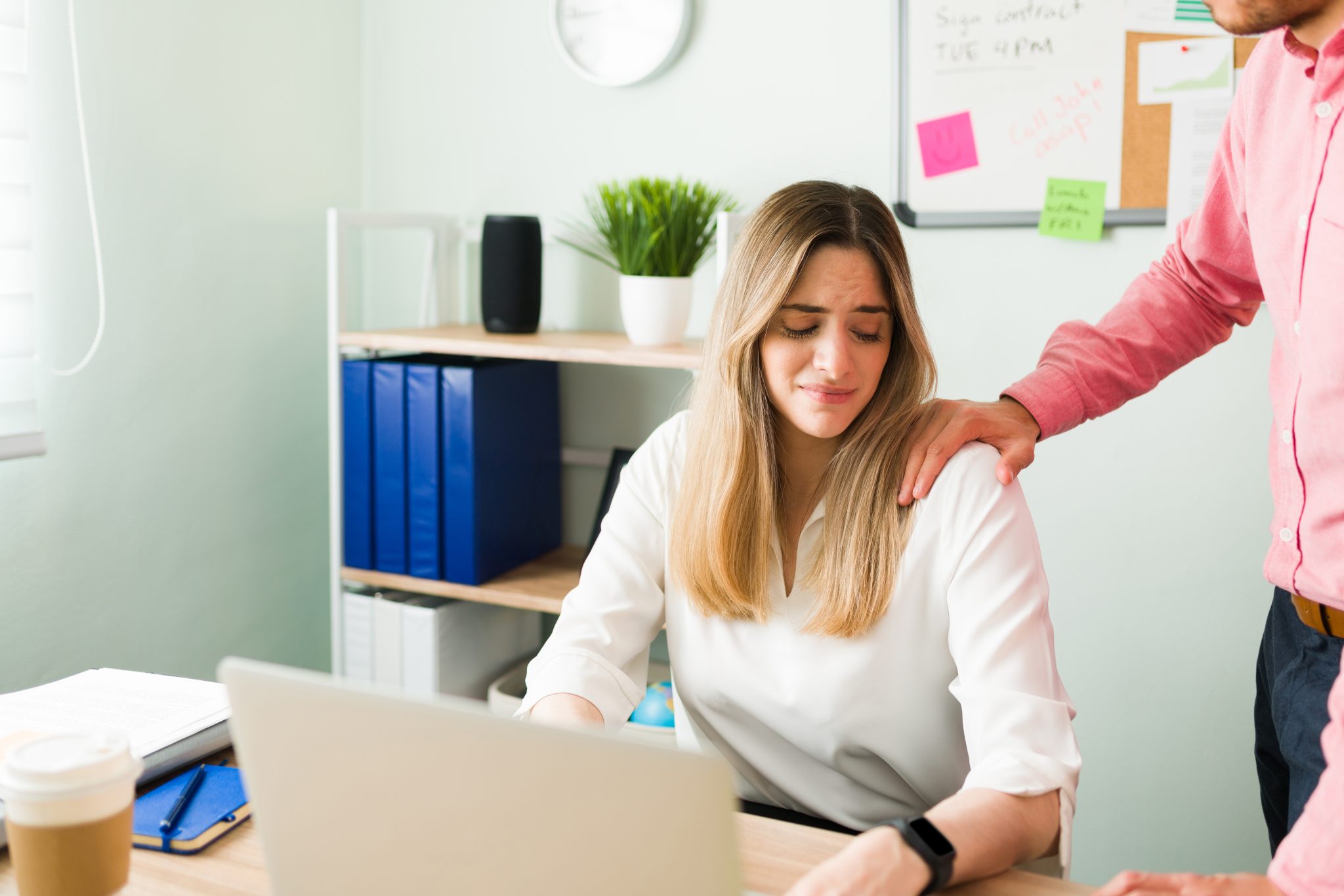 Signes De Flirt Au Travail 25 Signes de flirt au travail : votre collègue ressent-il la même chose
