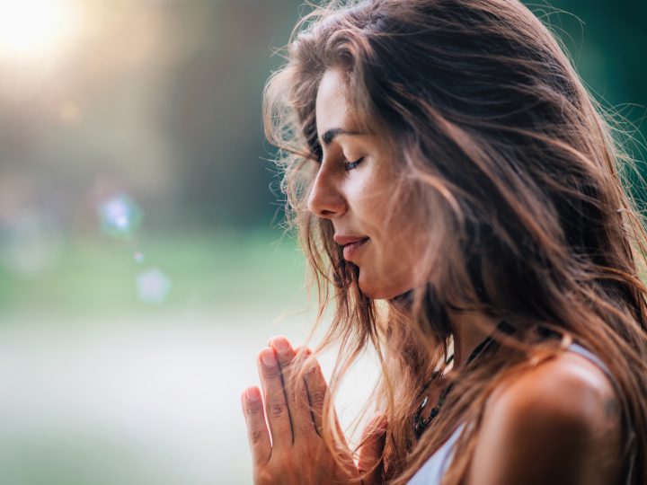 9 Exemples de prière pour toucher le coeur de quelqu’un dans le bien et le mal