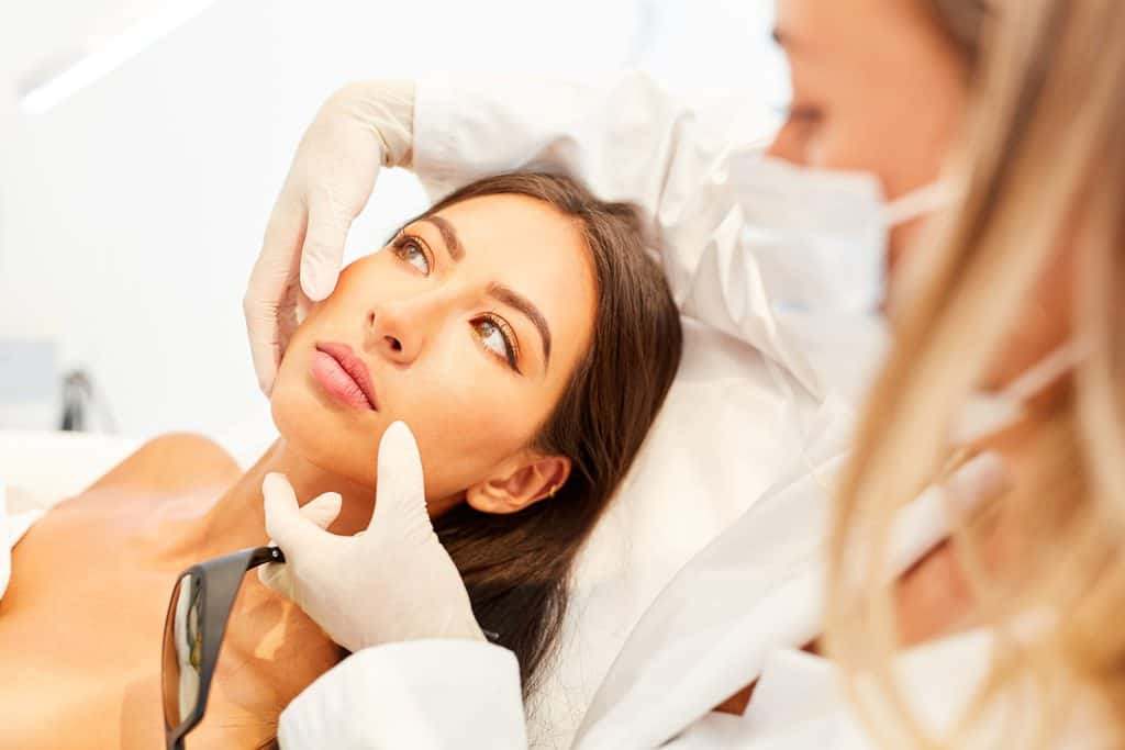 Nettoyage de peau chez le dermatologue : arnaque ou miracle ?
