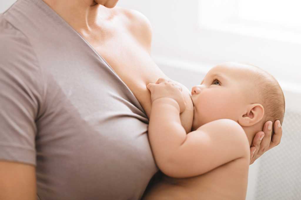 Voici la meilleure position d’allaitement pour la sécurité de votre bébé