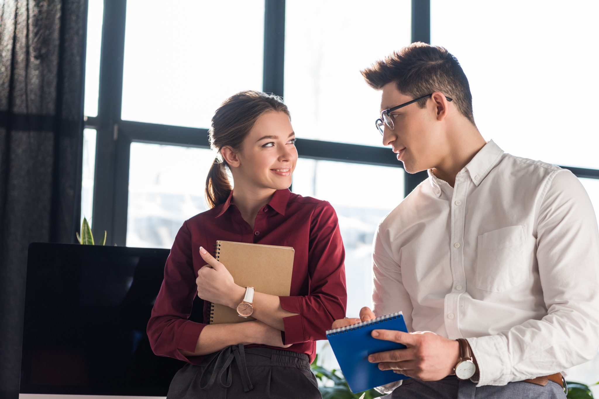 Signes De Flirt Au Travail 25 Signes de flirt au travail : votre collègue ressent-il la même chose