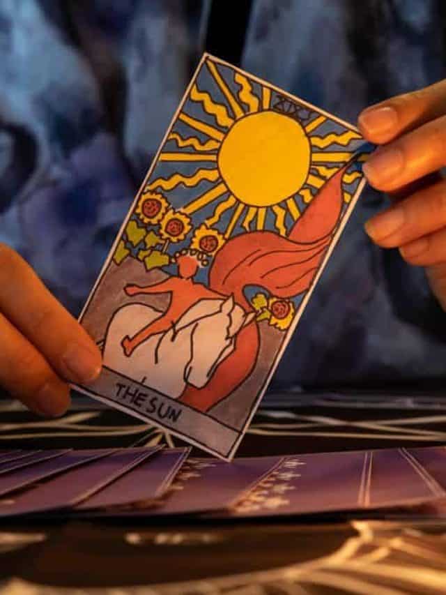 Fortune,Teller,Of,Hands,Holding,The,Sun,Card,And,Tarot