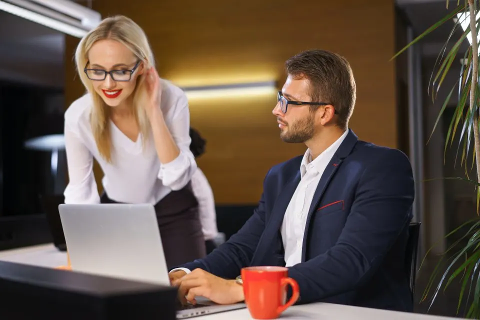 25 Signes de flirt au travail votre collègue ressentil la même chose que vous