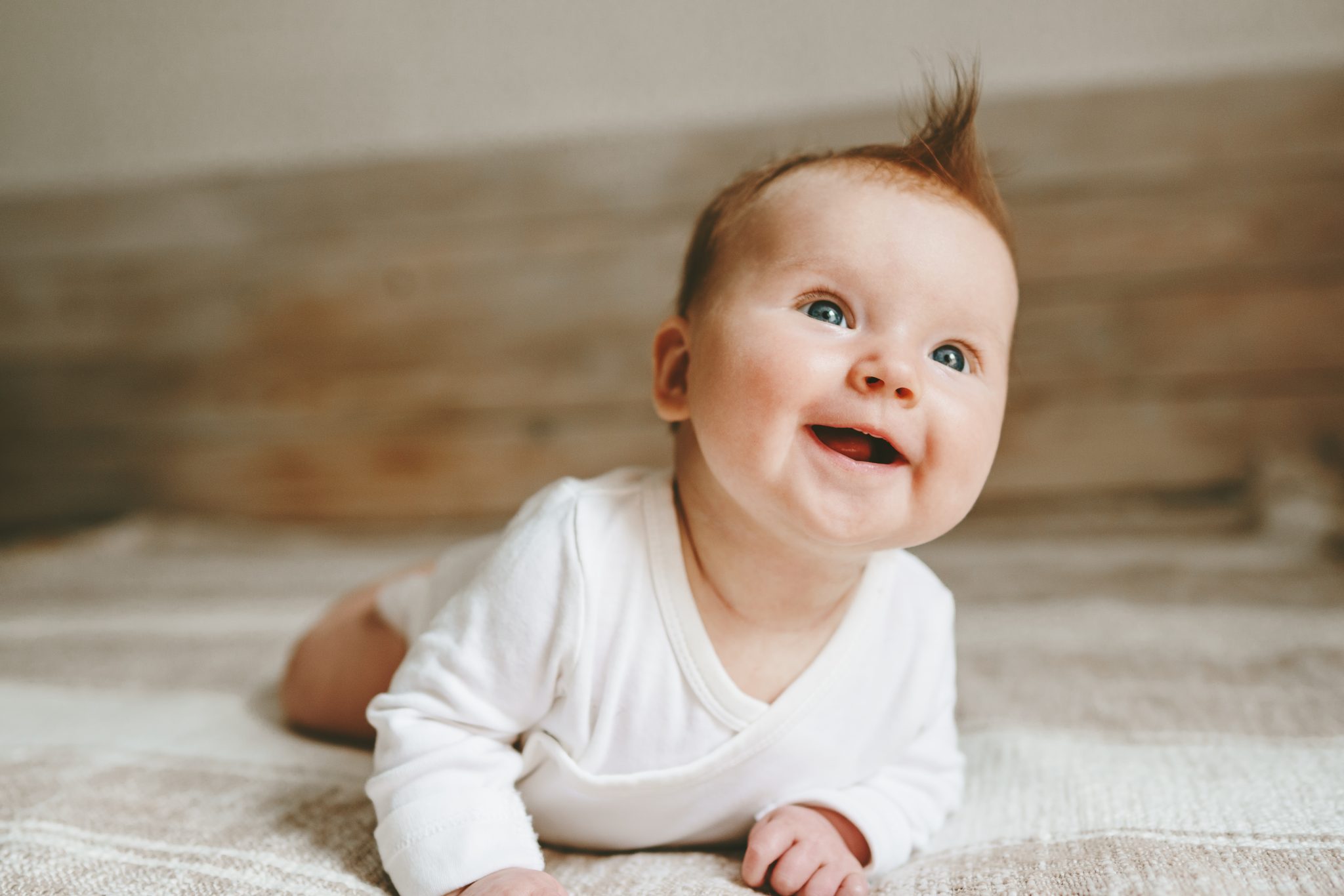 À quel âge bébé rampetil ? Devezvous vous inquiéter pour votre enfant