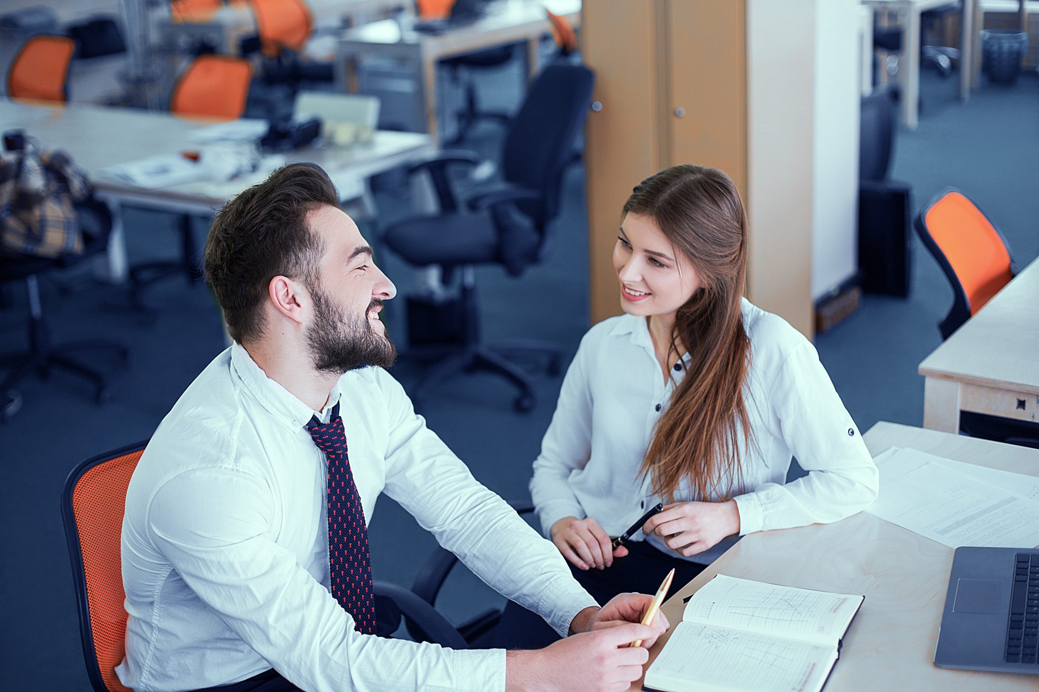25 Signes de flirt au travail : votre collègue ressent-il la même chose