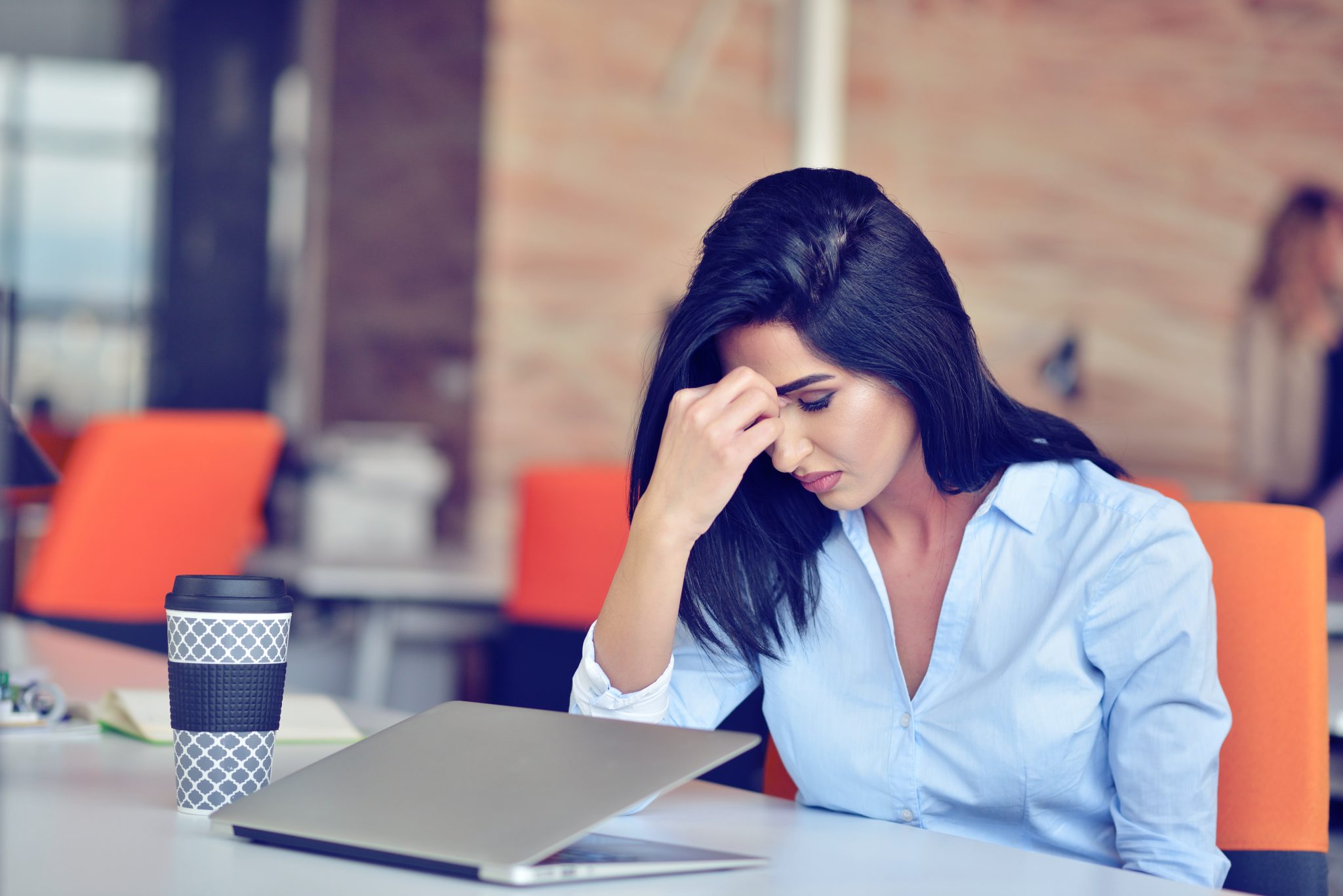 25 Signes de flirt au travail votre collègue ressentil la même chose que vous