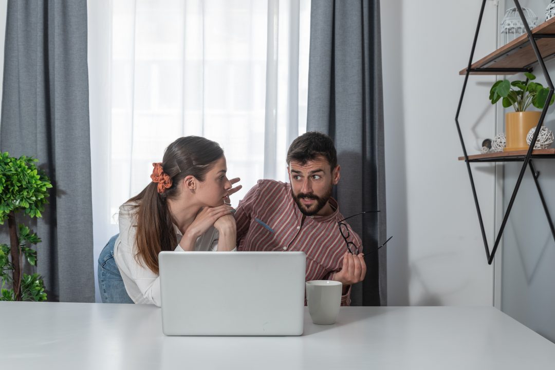 Signes De Flirt Au Travail 25 Signes de flirt au travail : votre collègue ressent-il la même chose