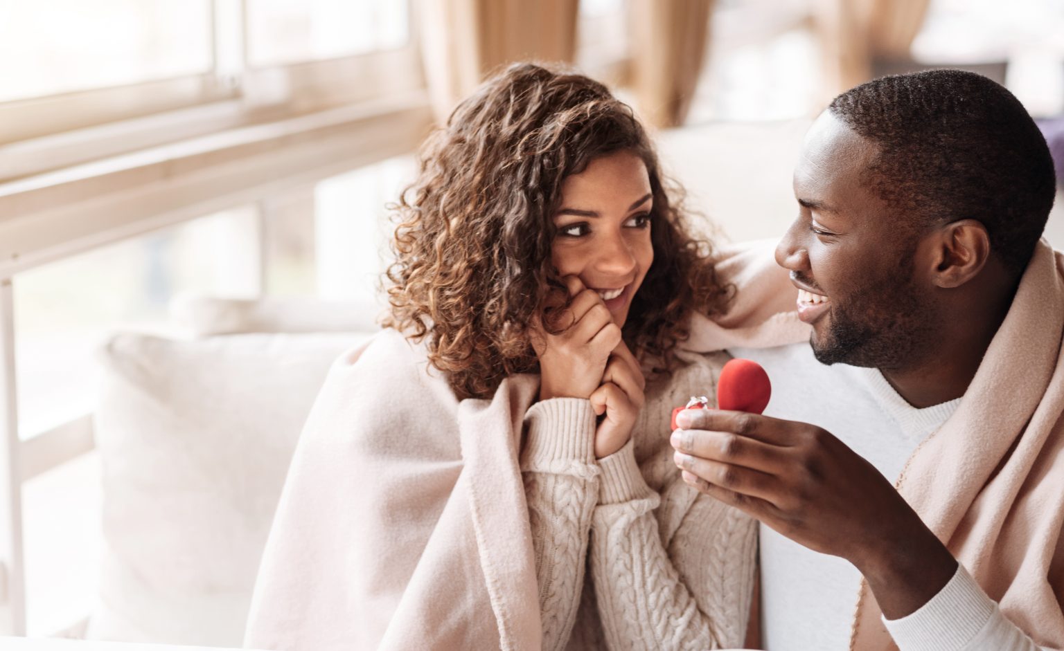 Comment faire une demande en fiançailles romantique pour obtenir le "oui" fatidique