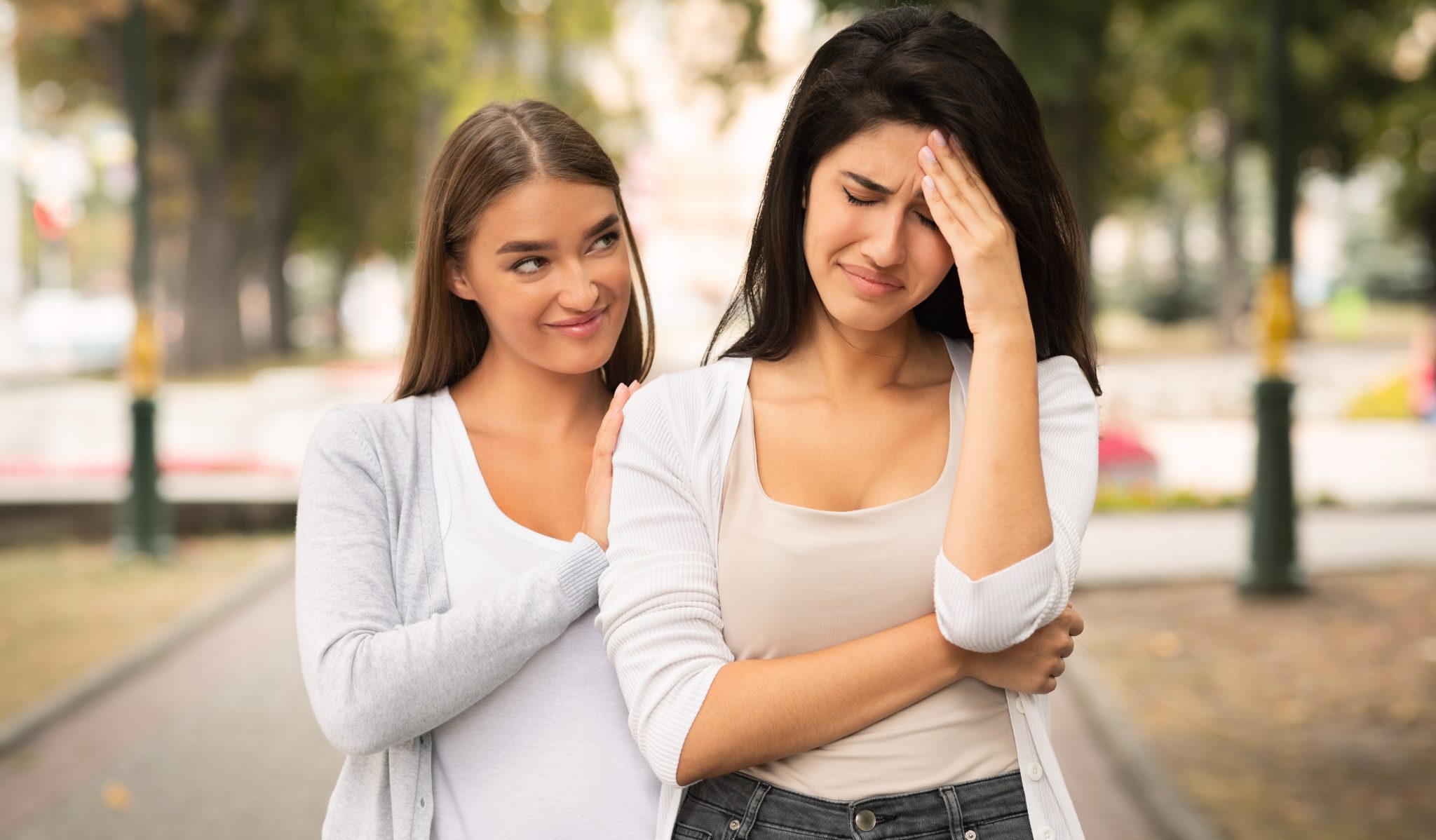 Toucher la main d'une femme : signification et message cachés
