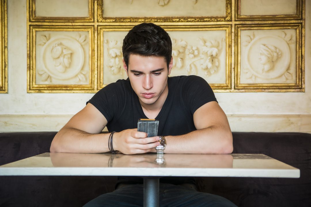 Quels sont les 3 SMS qui font craquer un homme instantanément