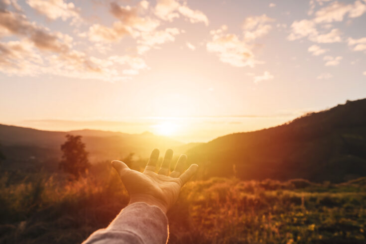 Plume grise : voici la signification de ce symbole spirituel