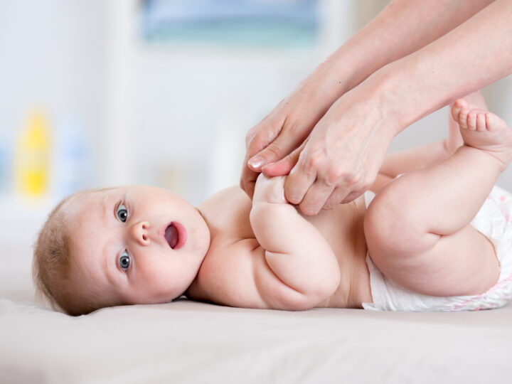 Comment et pourquoi pratiquer la motricité libre avec votre bébé ?