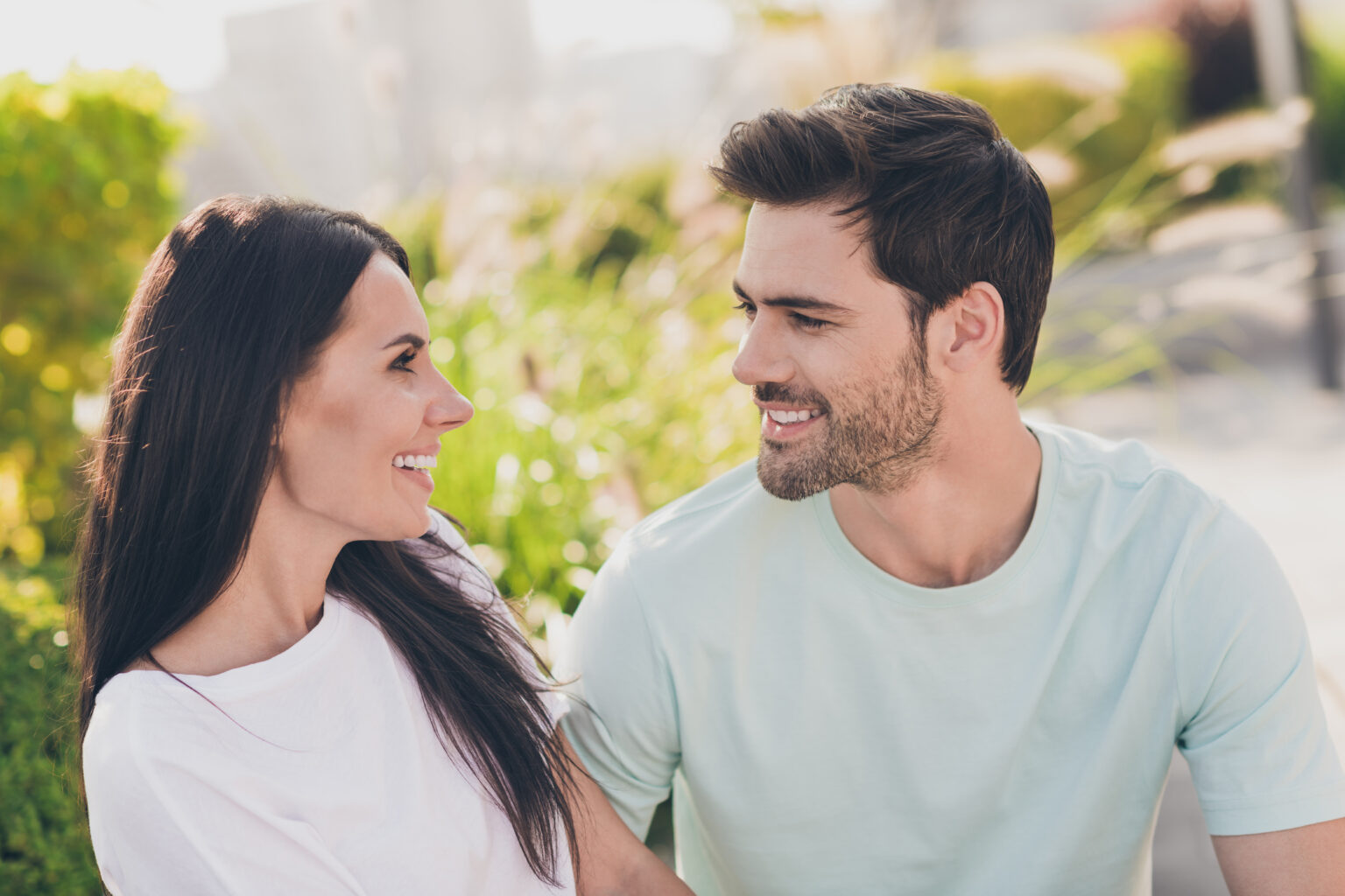 Quelle est la gestuelle d'un homme attiré par une femme