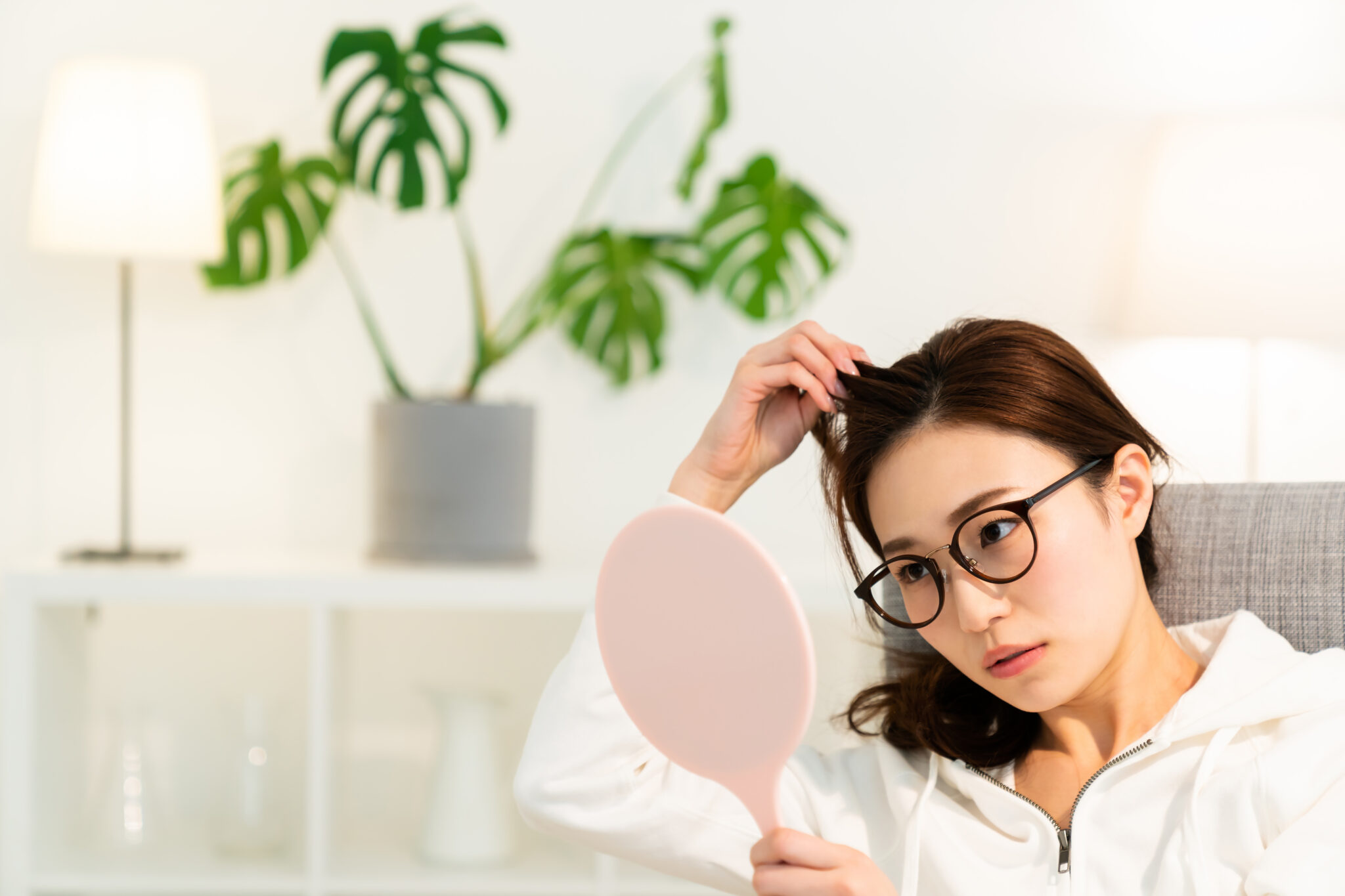 Bouton sur le cuir chevelu causes et traitements naturels