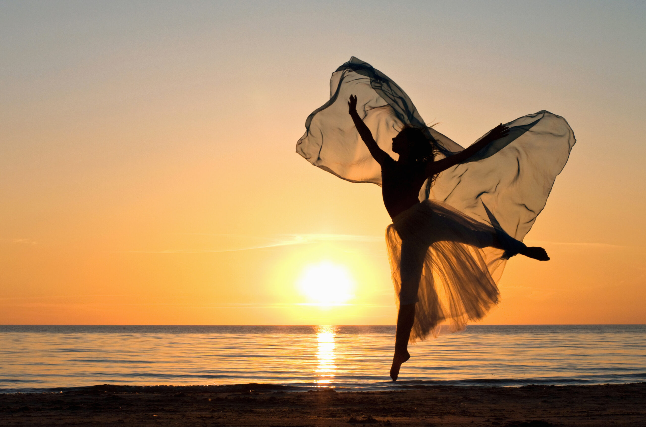 Песня летающего танца. Девушка танцует на закате. Девушка танцует у моря. Девушка легкость. Девушка легкость счастье.