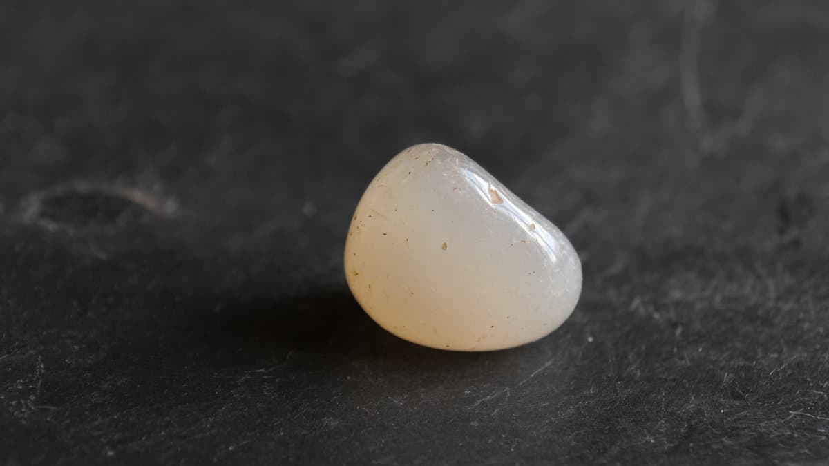 Quelle est la signification spirituelle de la pierre blanche en lithothérapie ?
