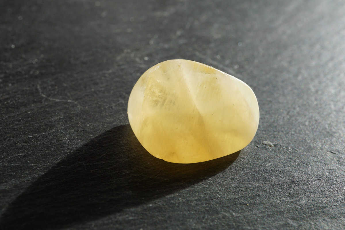 Quelle est la signification spirituelle de la pierre jaune en lithothérapie ?