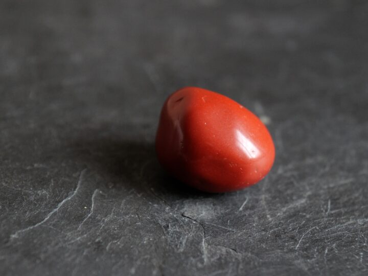 Quelle est la signification spirituelle de la pierre rouge en lithothérapie ?
