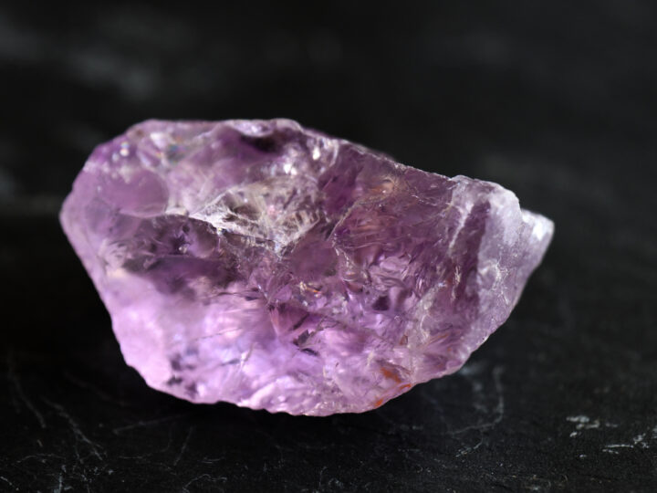 Quelle est la signification spirituelle de la pierre violette en lithothérapie ?