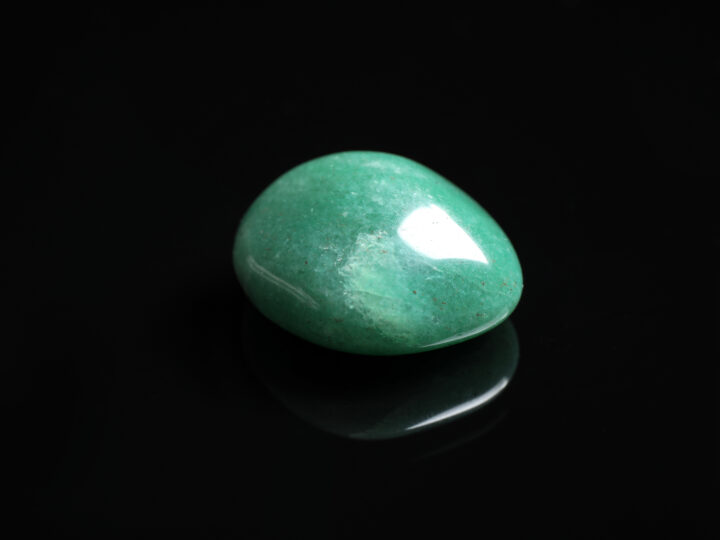 Quelle est la signification spirituelle de la pierre verte en lithothérapie ?