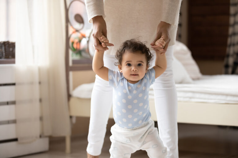 À quel âge bébé rampetil ? Devezvous vous inquiéter pour votre enfant