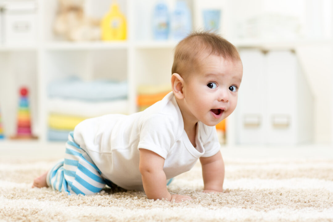 À quel âge bébé rampetil ? Devezvous vous inquiéter pour votre enfant