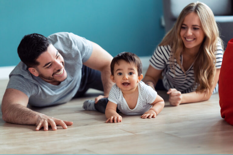 À quel âge bébé rampetil ? Devezvous vous inquiéter pour votre enfant
