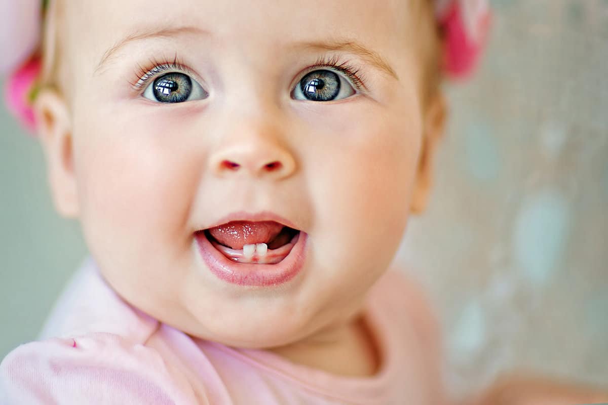 Poussée dentaire du bébé : ordre, symptômes, durée et soin