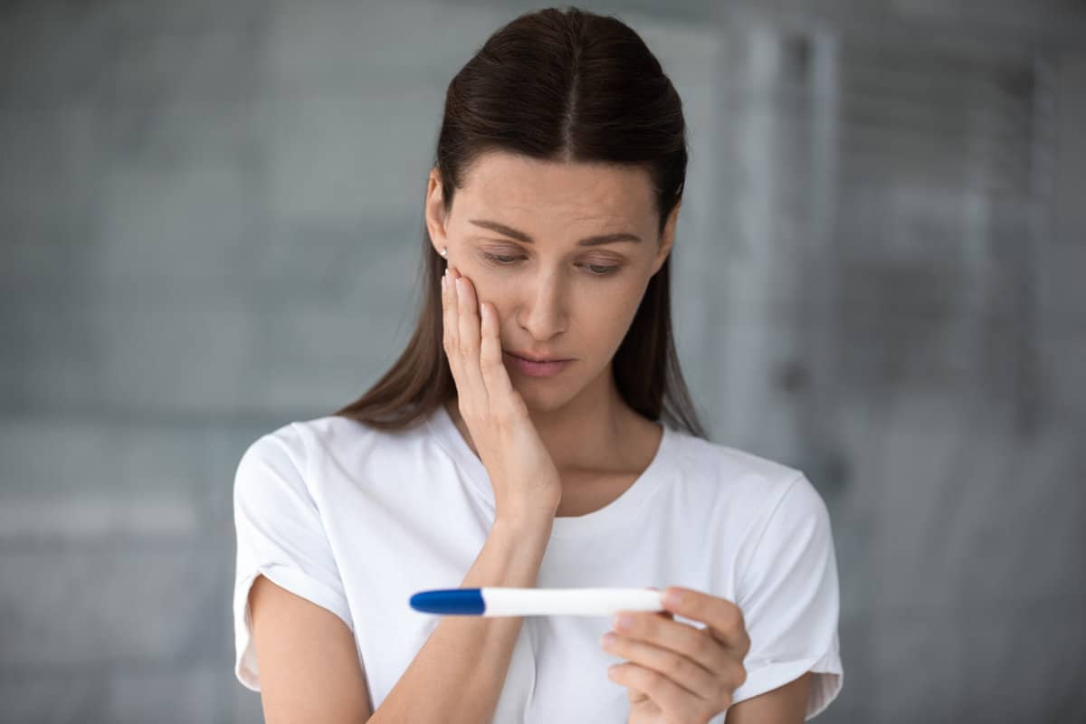 Test de grossesse positif faible : enceinte ou faux positif ?